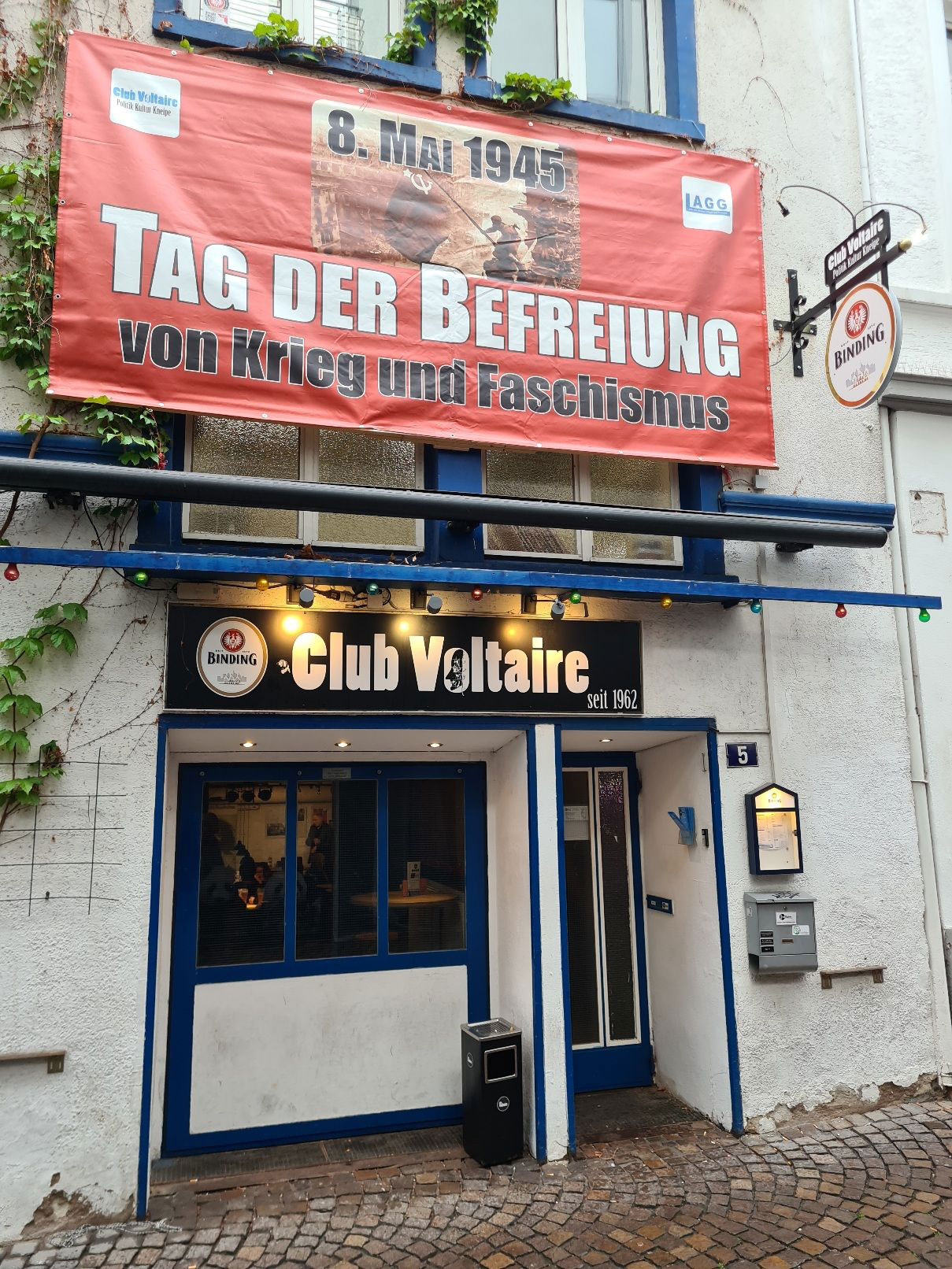 Clubhaus im Mai 2025 mit Transparent